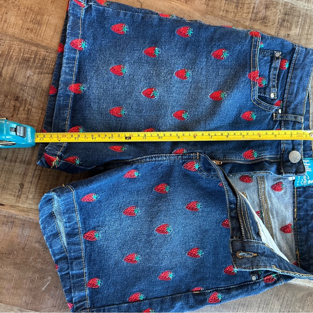 Hell Bunny Denim Shorts with Embroidered Strawberries ๐ - Picture 11 of 11